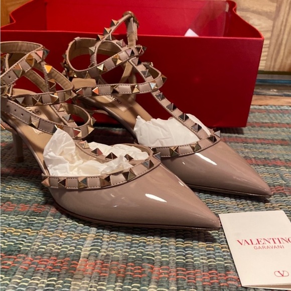 Valentino Garavani Rockstud beige patent leather pumps 37 US6,5  NEW NO BOX - Picture 1 of 8